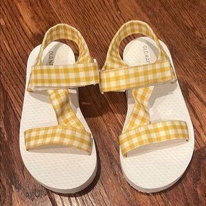 Old Navy Asymmetric Cross Strap Sandals for Girls in Yellow Gingham
